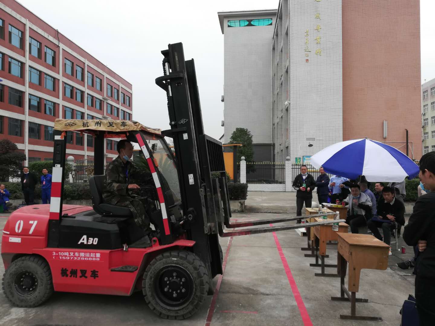 新邵县首届劳动技能大赛在新邵职业中专开幕