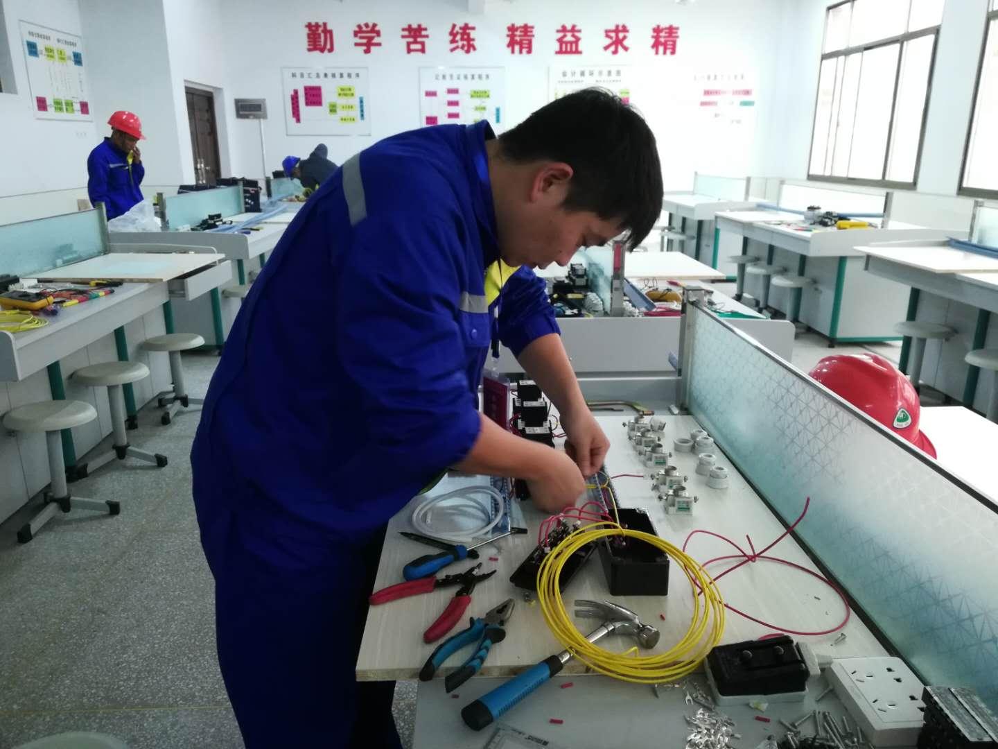 新邵县首届劳动技能大赛在新邵职业中专开幕
