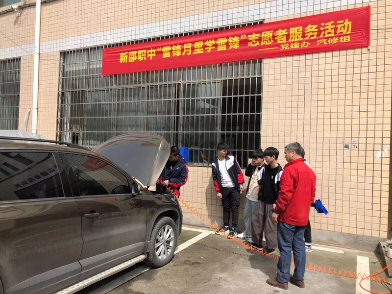 202103汽修专业雷锋月里学雷锋（伍琪摄） (2).jpg