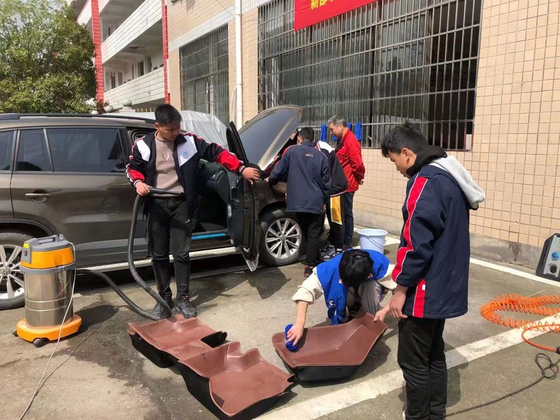 202103汽修专业雷锋月里学雷锋（伍琪摄） (3).jpg