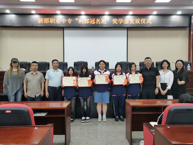 利郎冠名班奖学金发放 (2).jpg